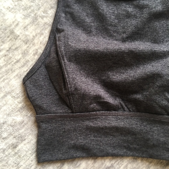 workout top/ sports bra - Picture 3 of 9